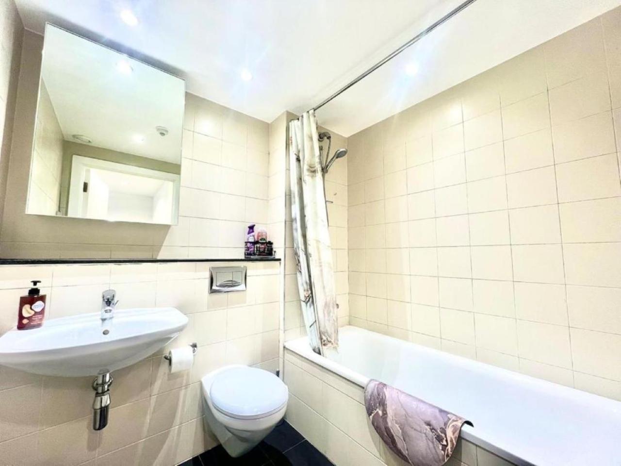 Apartment Modern High-rise Flat In Media City! 2 Beds, 2 Baths Manchester