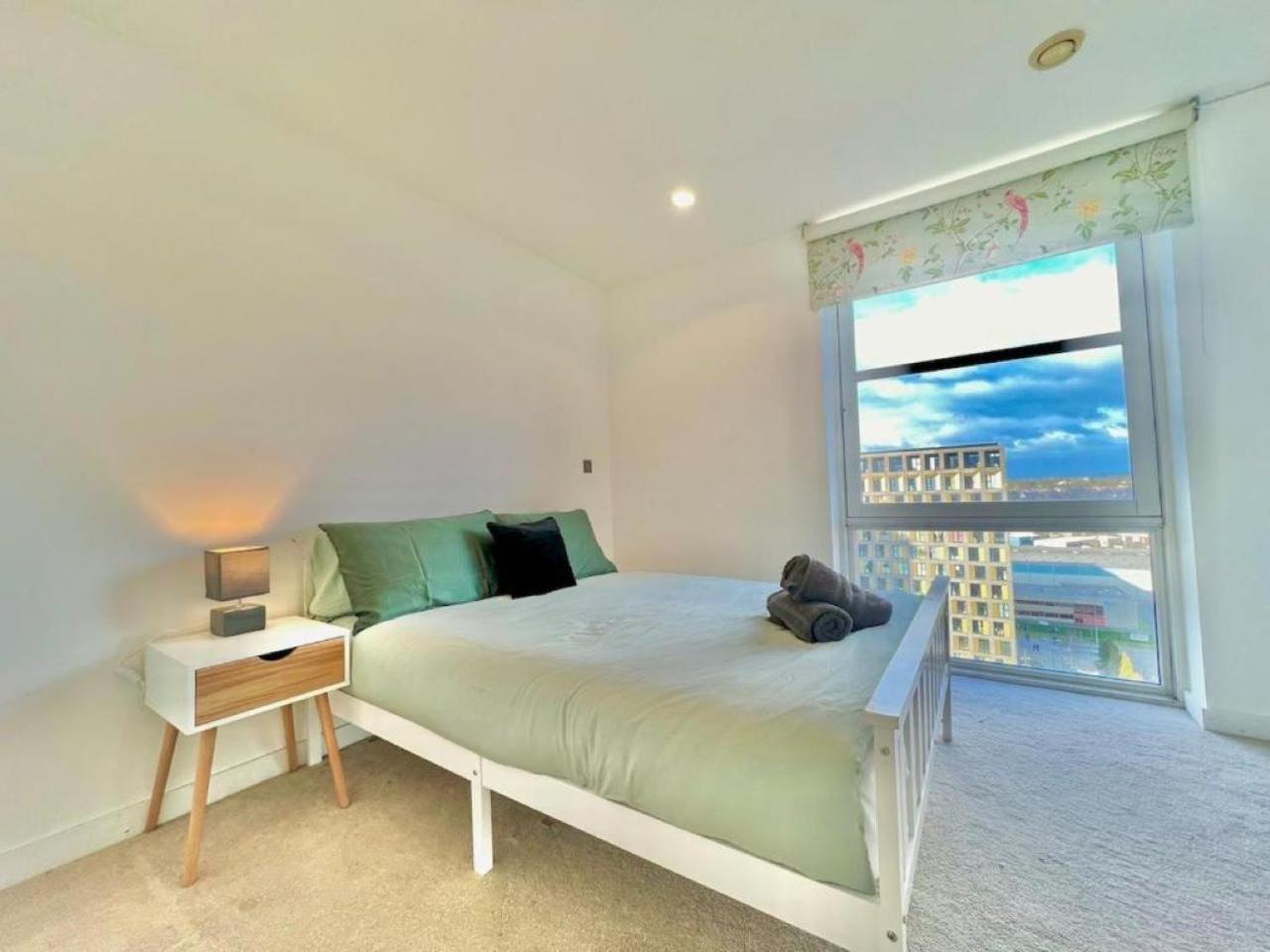 Modern High-rise Flat In Media City! 2 Beds, 2 Baths