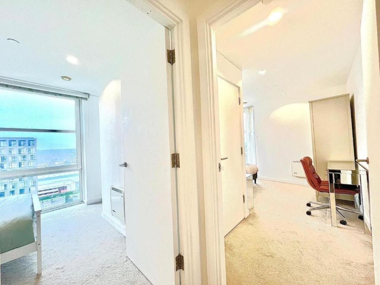 Modern High-rise Flat In Media City! 2 Beds, 2 Baths Apartment *