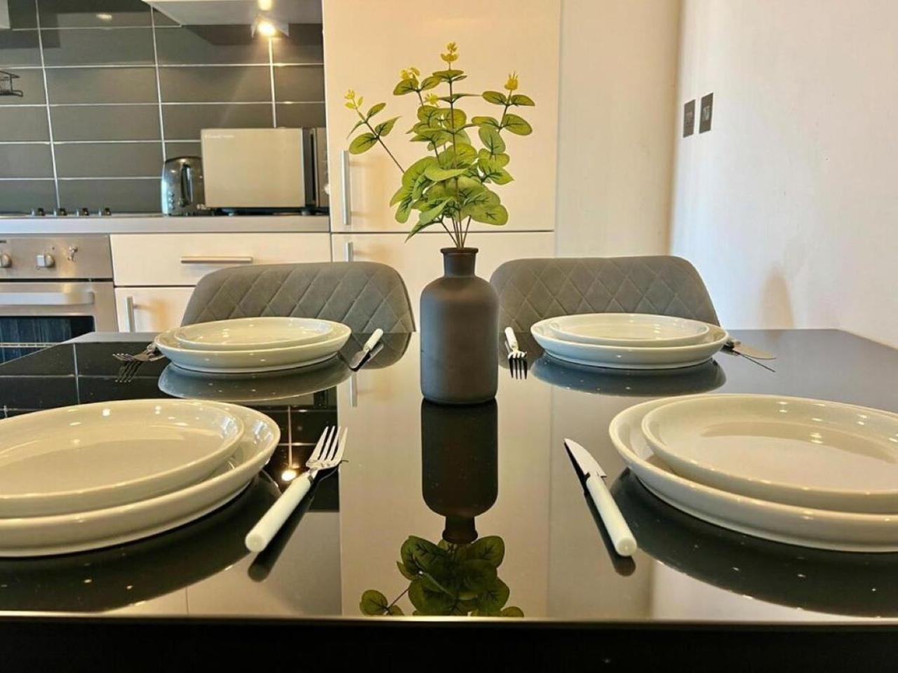 Modern High-rise Flat In Media City! 2 Beds, 2 Baths *