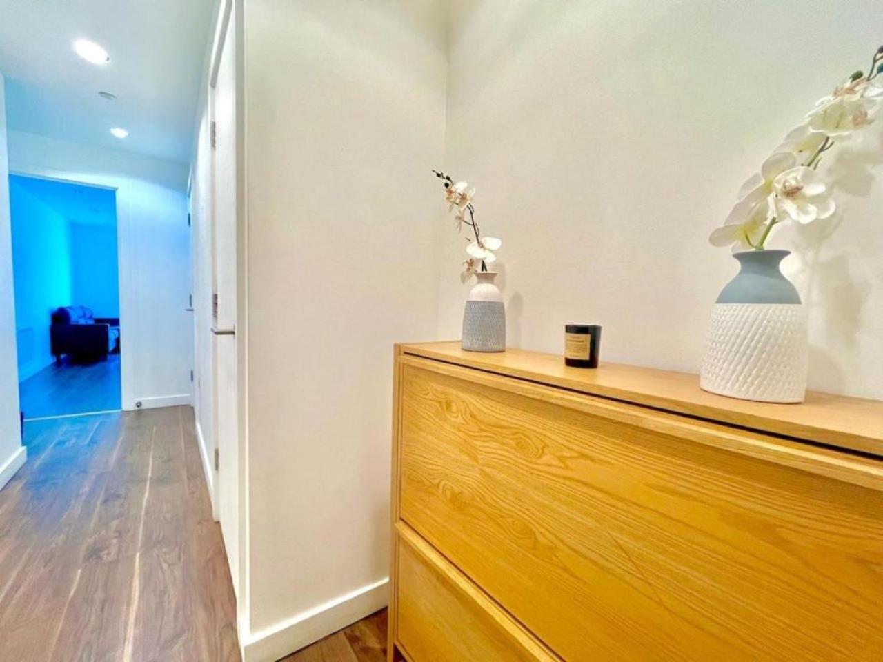 Modern High-rise Flat In Media City! 2 Beds, 2 Baths