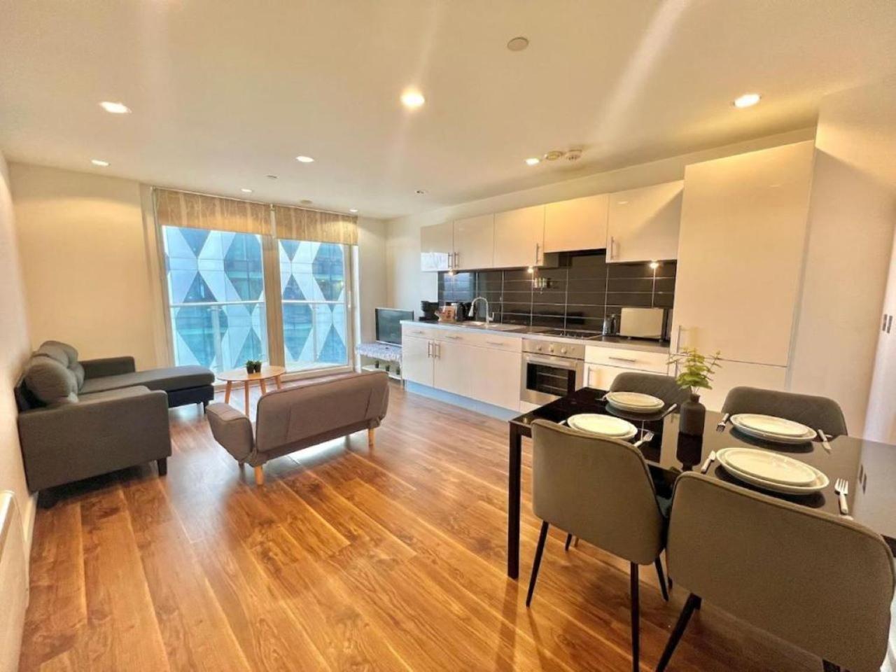 Apartment Modern High-rise Flat In Media City! 2 Beds, 2 Baths *